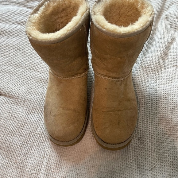 UGG Women’s Classic Short Boot Sand - Picture 2 of 10